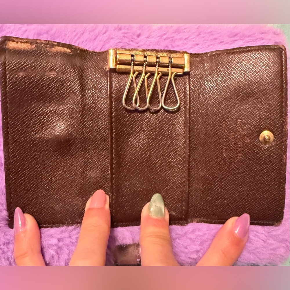Louis Vuitton 4 Key Holder - Picture 9 of 10